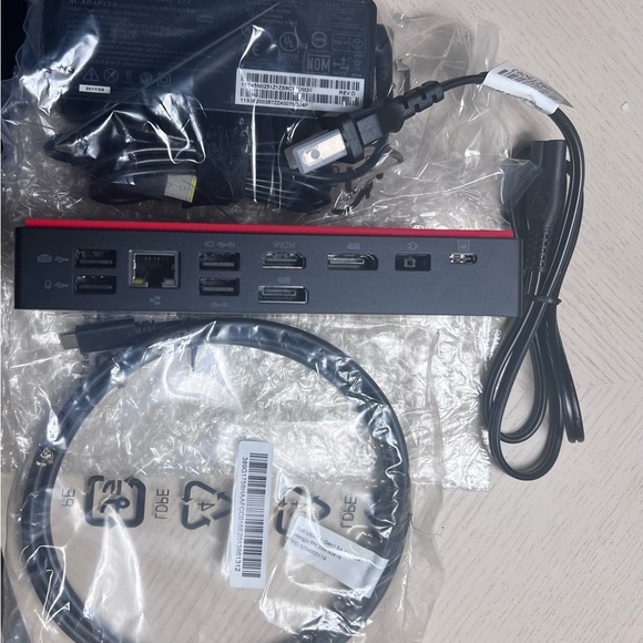 ThinkPad USB-C Dock Gen 2(Like New) - Picture 9 of 10